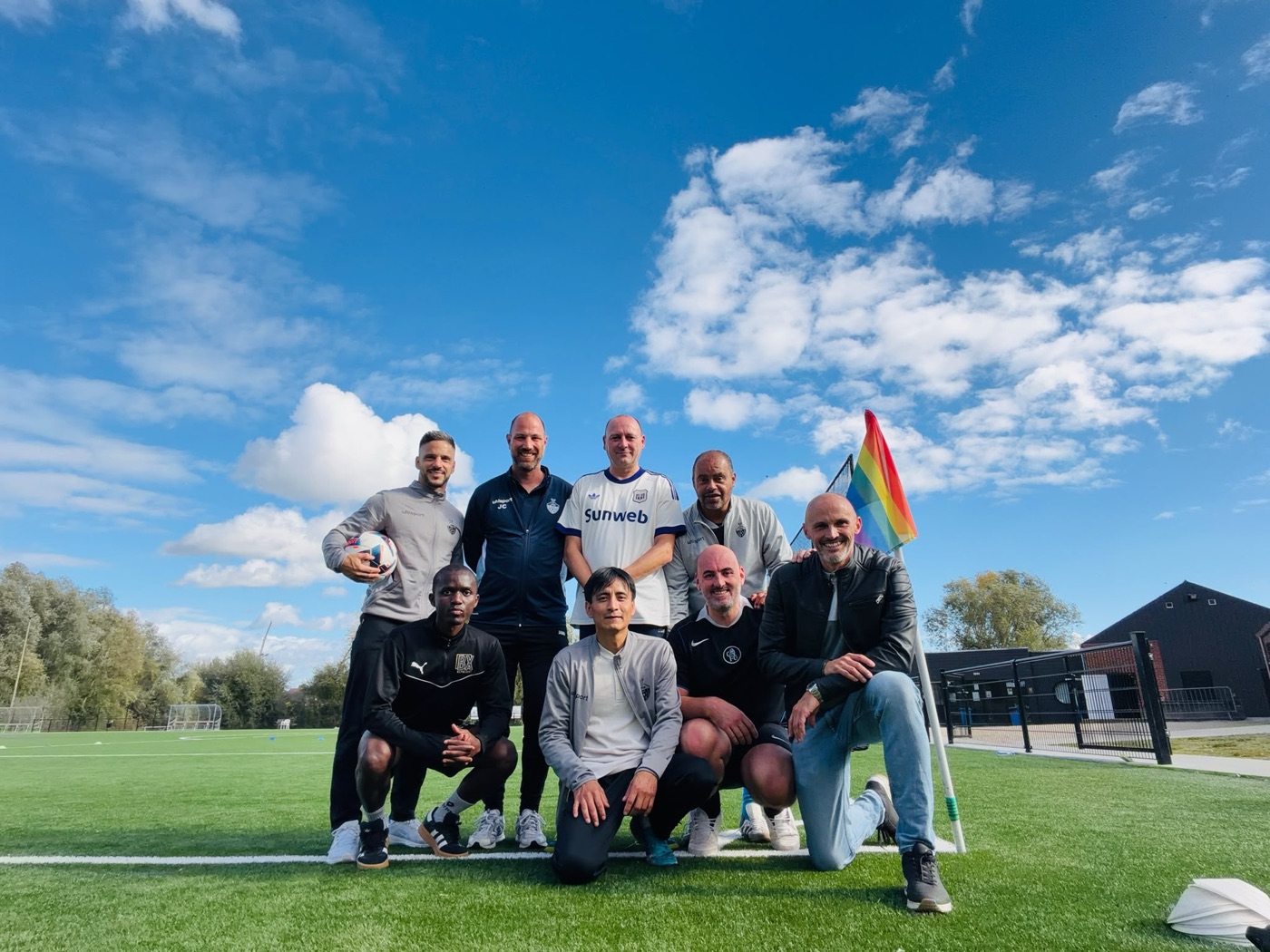 Le groupe de walking football réuni au bord du terrain synthétique